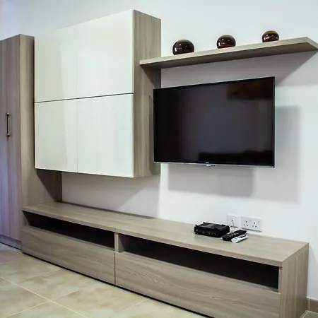 شقة 2 Bedroom Close To City Centre *